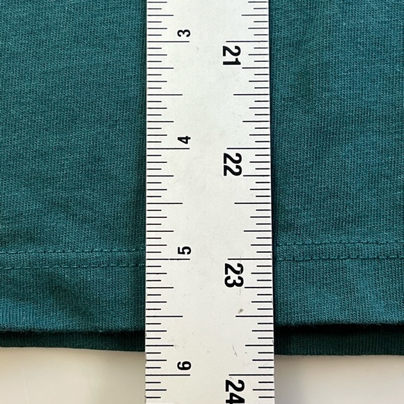 Vineyard Vines Women's Christmas Whale Long Sleeve Pocket Tee R145-6 - Picture 6 of 8